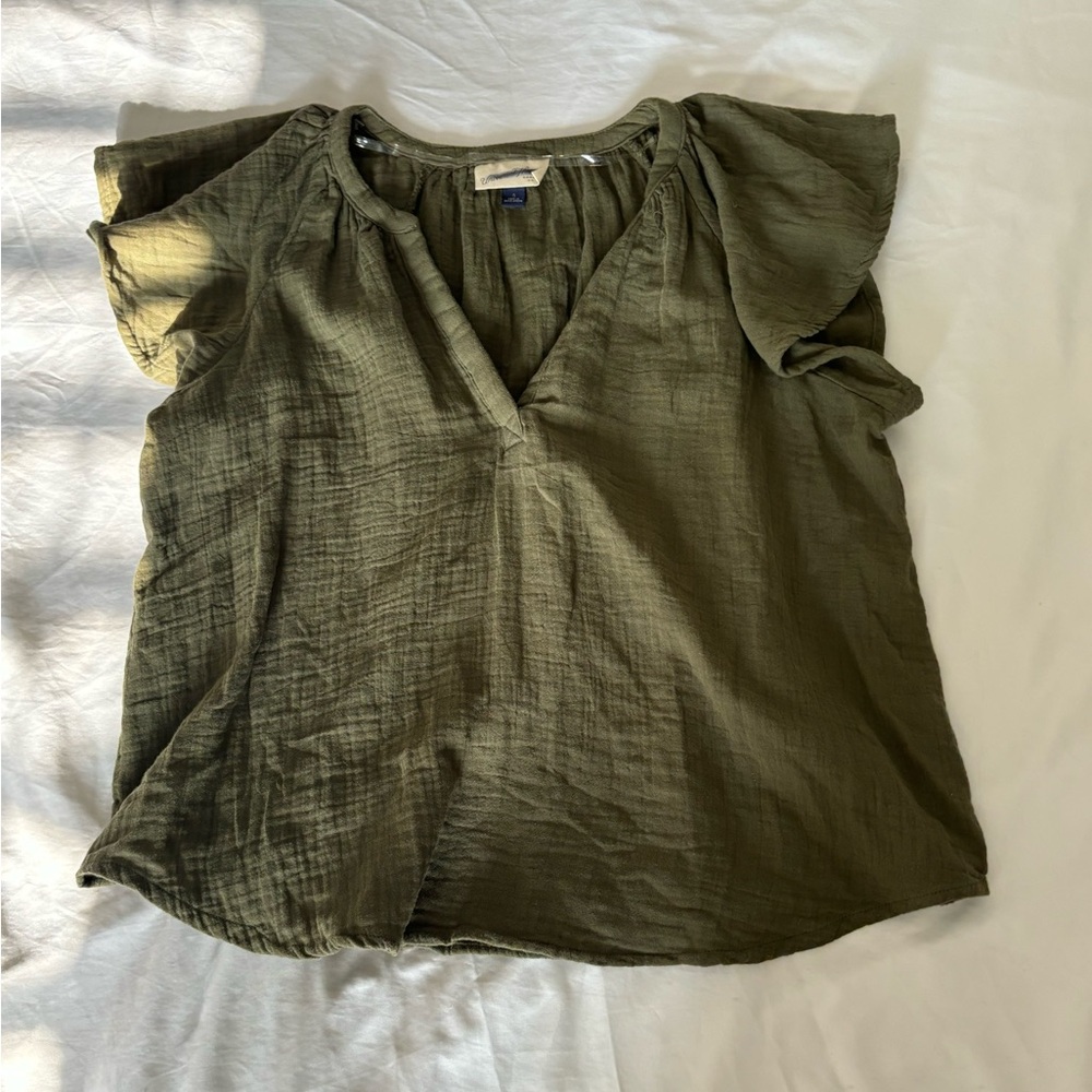 Universal Thread top with ruffle sleeve